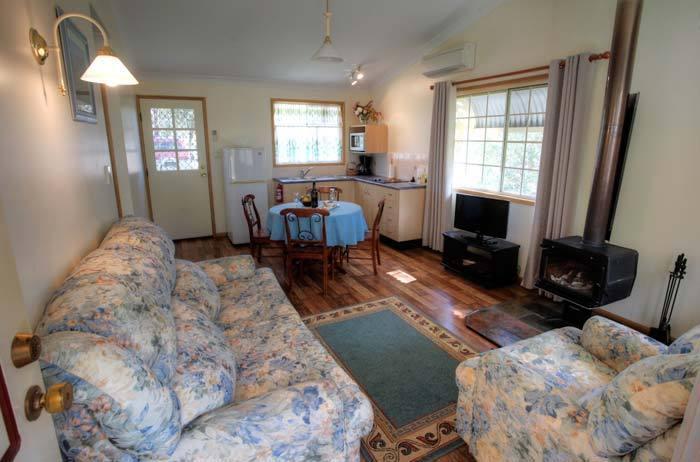 Accommodation Creek Cottages & Sundown View Suites Ballandean Habitación foto